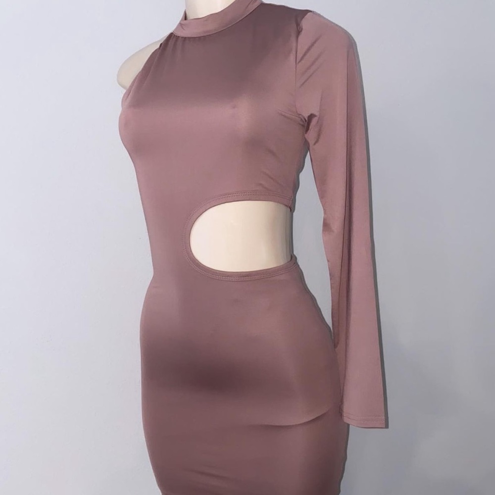 Brand new Cutout mauve dress the mannequin wears size small .
#cutout #dress